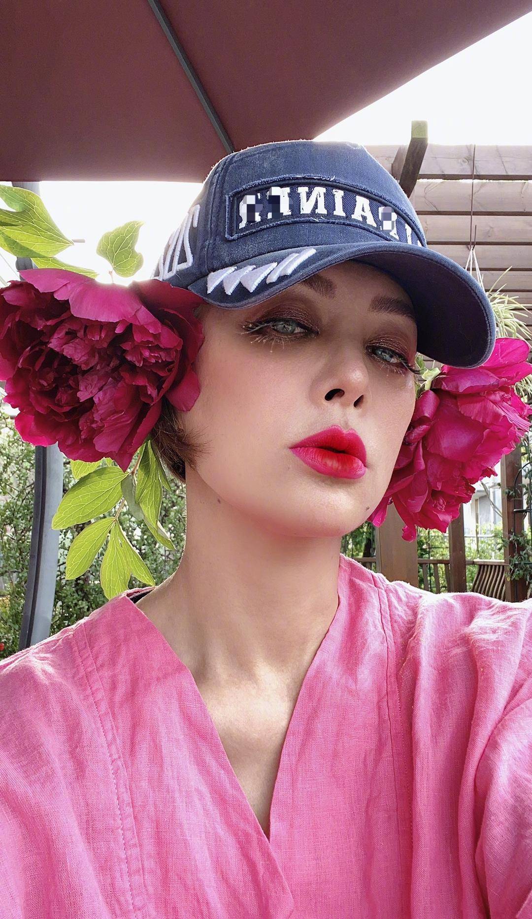 藏蓝色 47岁宁静晒美照，头戴芍药花配玫红色上衣，艳丽造型十分吸睛