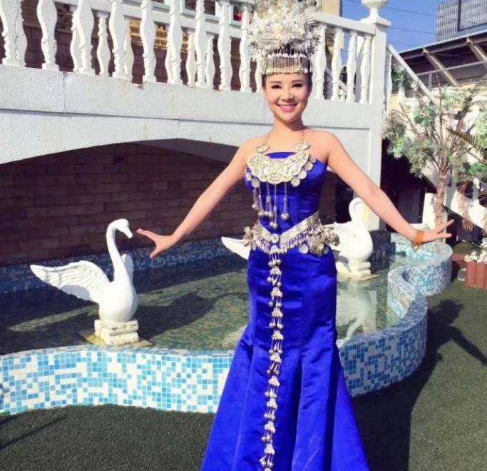 生活|“盲人歌手”刘赛：爆红后嫁进农村，给婆家买豪宅，成人生赢家