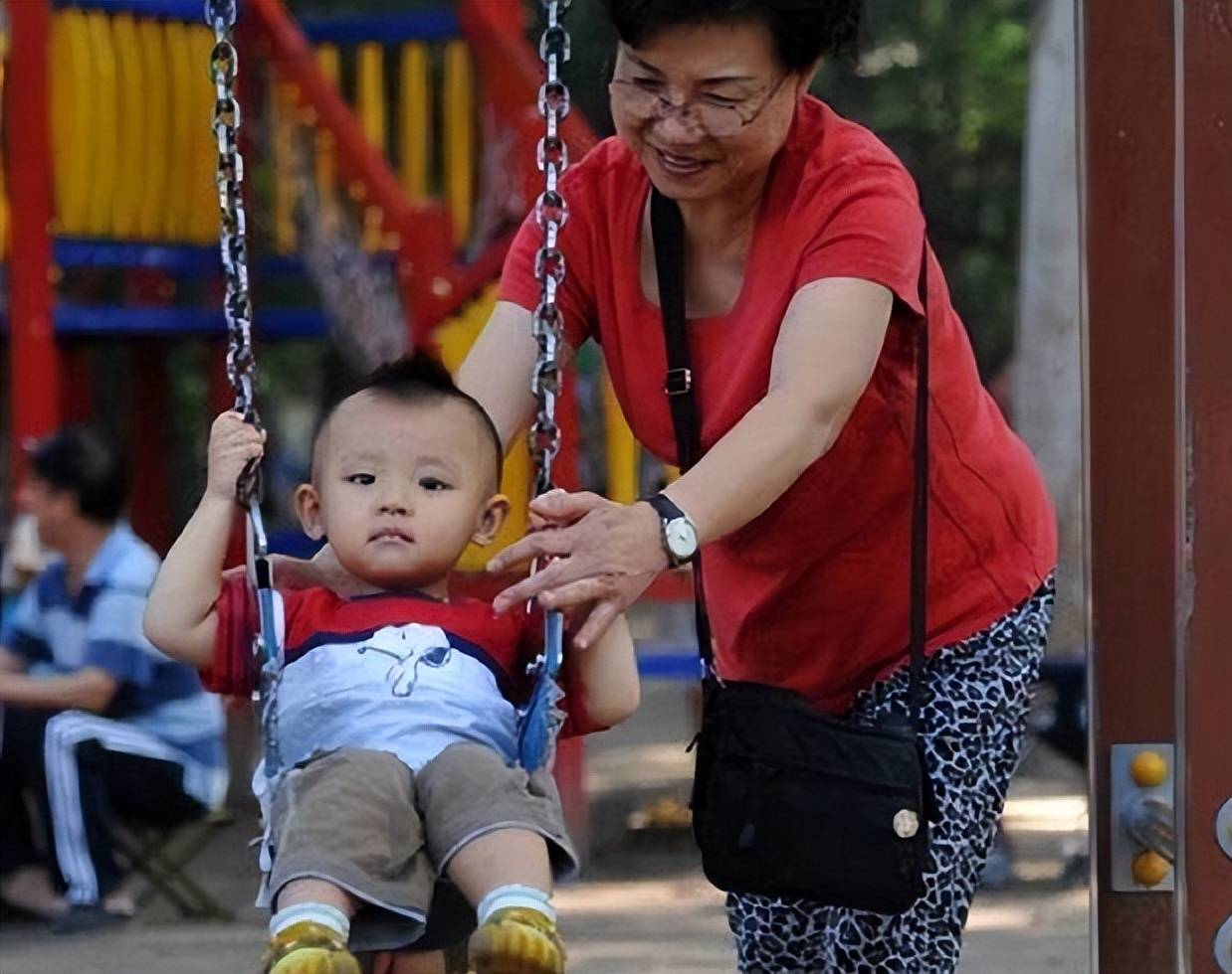 宝妈带大的孩子，却跟奶奶亲，怎么办？