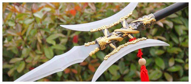 可刺可砍,分为单耳和双耳,单耳一般叫做青龙戟,双耳叫做方天戟