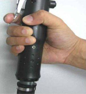 握电批的方式左手拿起螺丝,右手握住电动起子吸附,钻头垂直90度对准