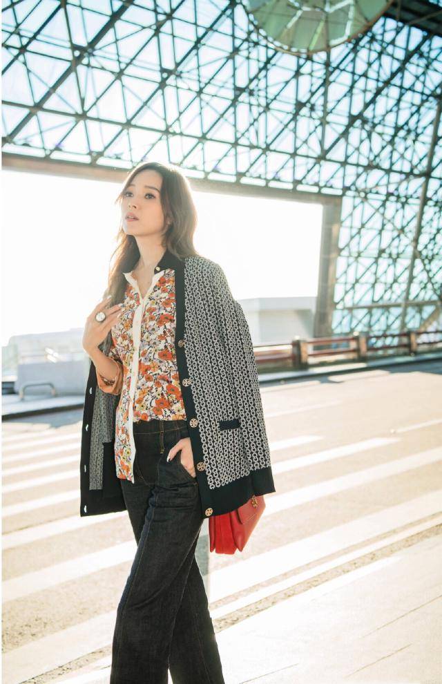 40岁侯佩岑现身时装周,黑色蕾丝裙配长靴子很前卫,皮肤像小姑娘