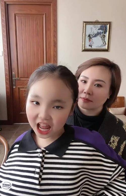 刘能王小利三胎女儿曝近照脸蛋圆润好可爱戴一堆金耳环引热议