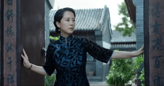 海清出生于南京著名的甘家大院,母亲是音乐家甘涛先生的侄女,外公是