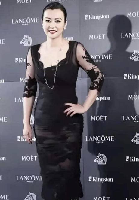 身材 专注扮嫩不怕翻车、高开叉透视装秀性感，红毯上的中年女星太敢穿？