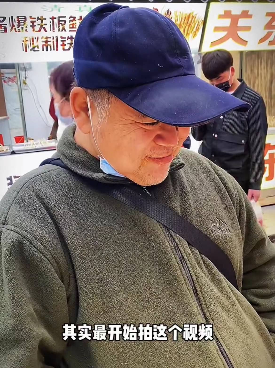 智商只有6岁的华子哥成了小吃摊商业街的团宠后,后续的报道来了_哥哥