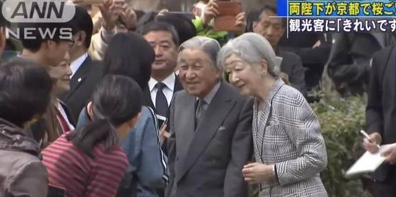 明仁天皇与中国游客英语交谈 今年退位 孙女爱子曾是天皇继承人 日本 儿子 皇太子