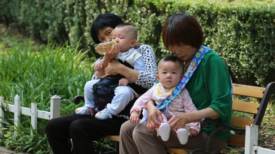 我宁愿给儿子带娃，也不给女儿带：老人含泪倾诉，背后原因很心酸