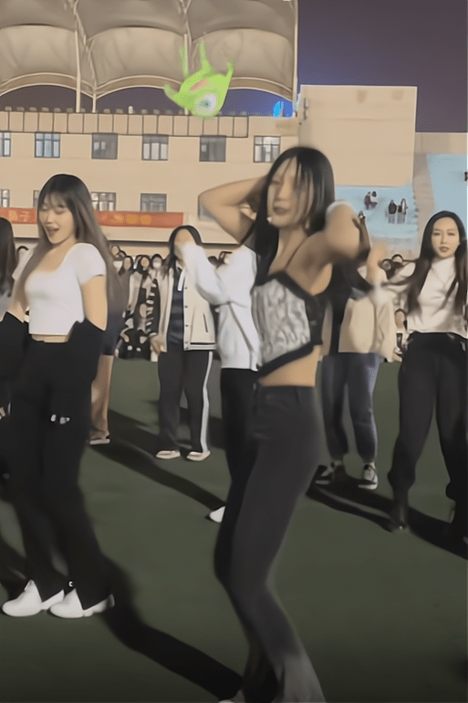 原创美女大学生在操场热舞引众人围观没想到评论区却变了味
