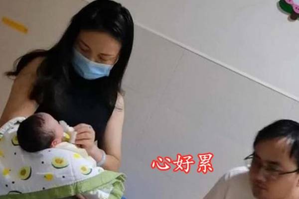 “最年轻岳母”走红，和女婿坐一起宛如夫妻，网友：毫无违和感