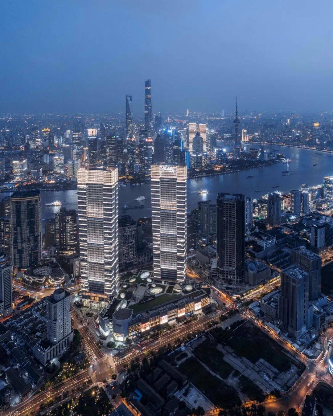 上海新地标高263米的双塔现代化的综合社区tod交通枢纽