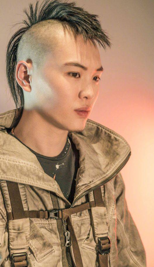 曾靠《high歌》红遍全国,后为解约成"老赖",今靠跑龙套为生_张玮