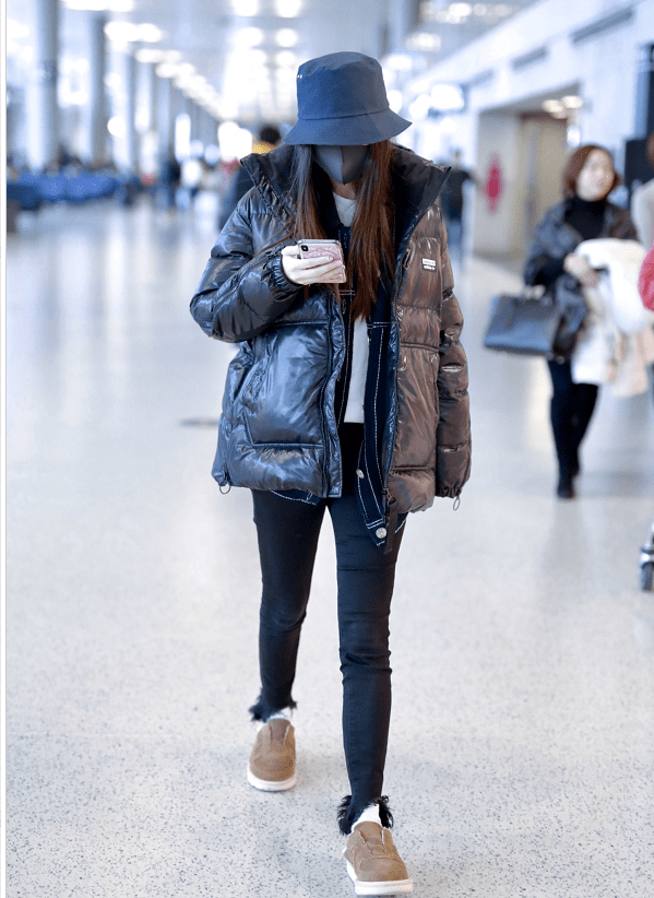 原创杨颖身穿黑色羽绒服现身衣服叠穿层次感十足时尚保暖两不误