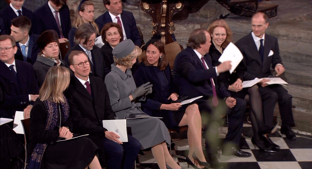 原创菲利普亲王红颜知己也来了穿浅灰色大衣气质太好抢女王风头