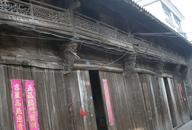 藏在浙江的老街，可追溯到宋代末年，长不过百米，还藏有一座寺庙