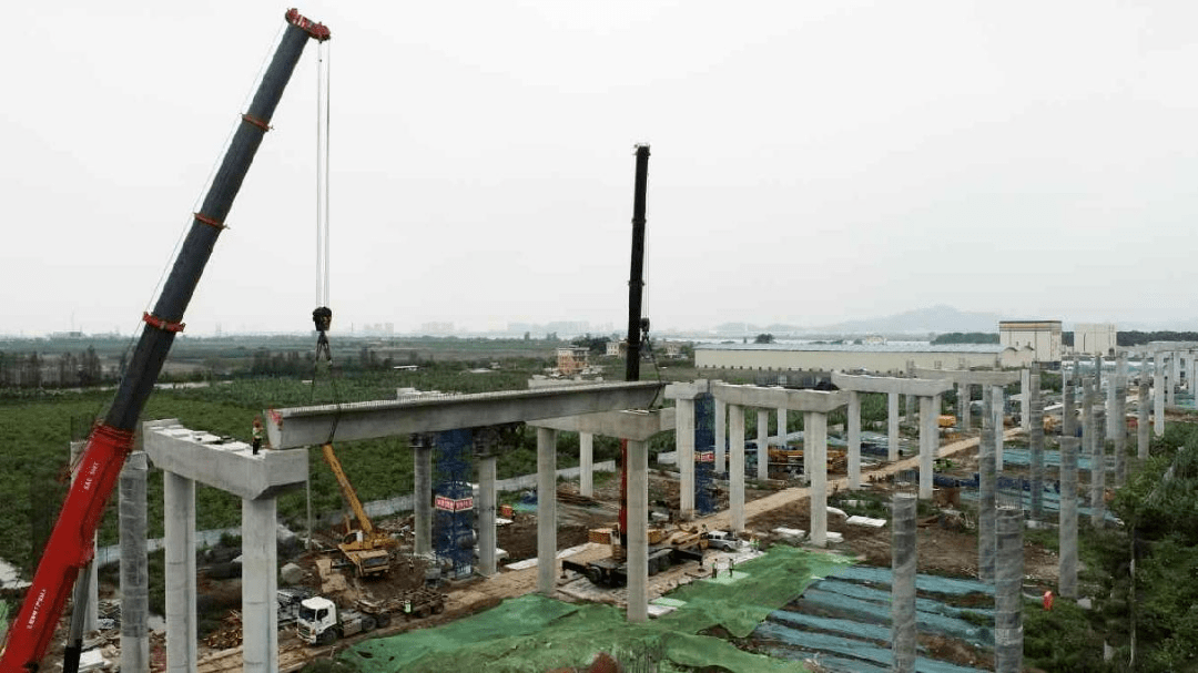 预计在本月月底前,项目将完成主线特大桥1号桥左,右幅30片箱梁吊装