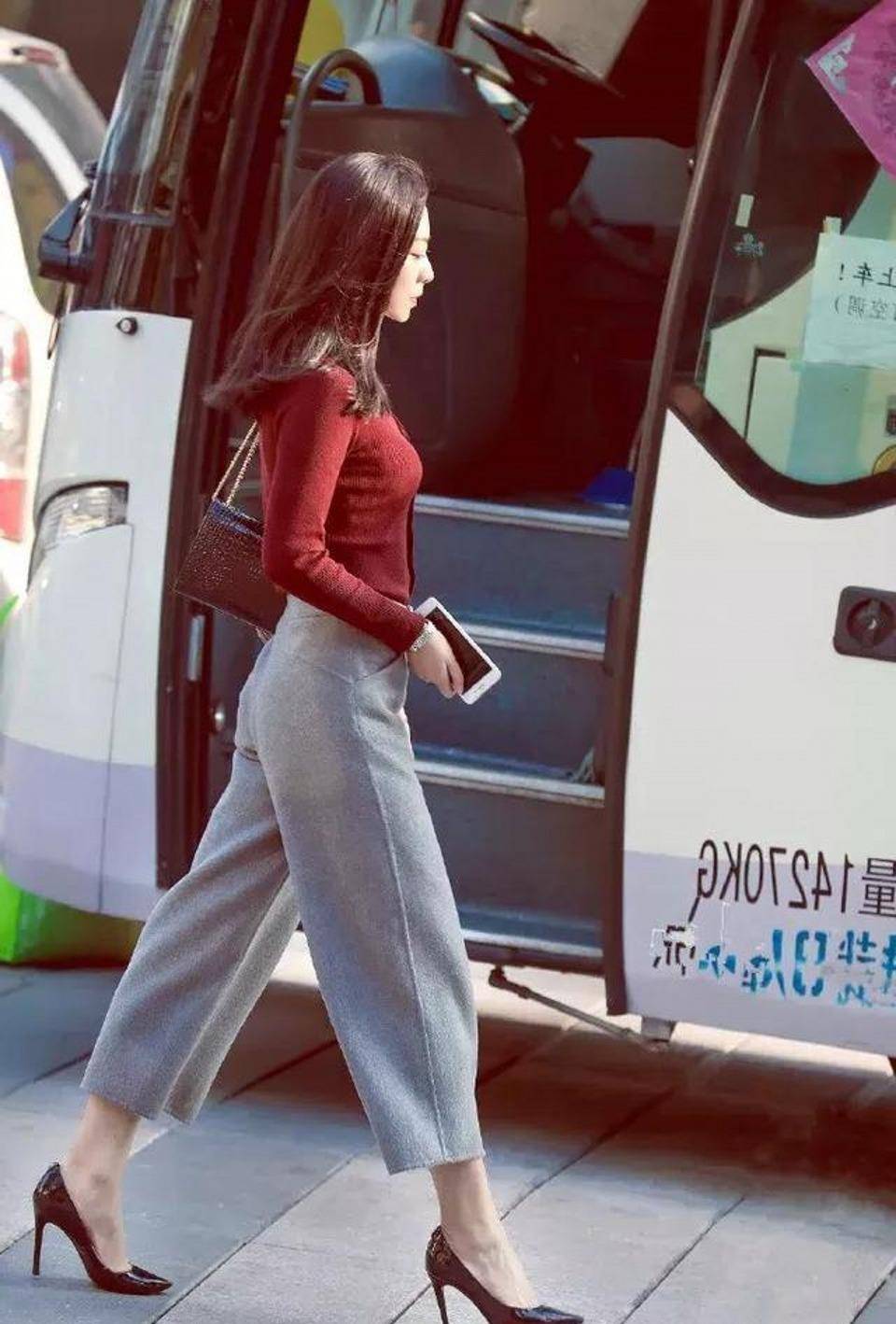 路人街拍夏日搭配开叉阔腿裤彰显出时髦的女性魅力