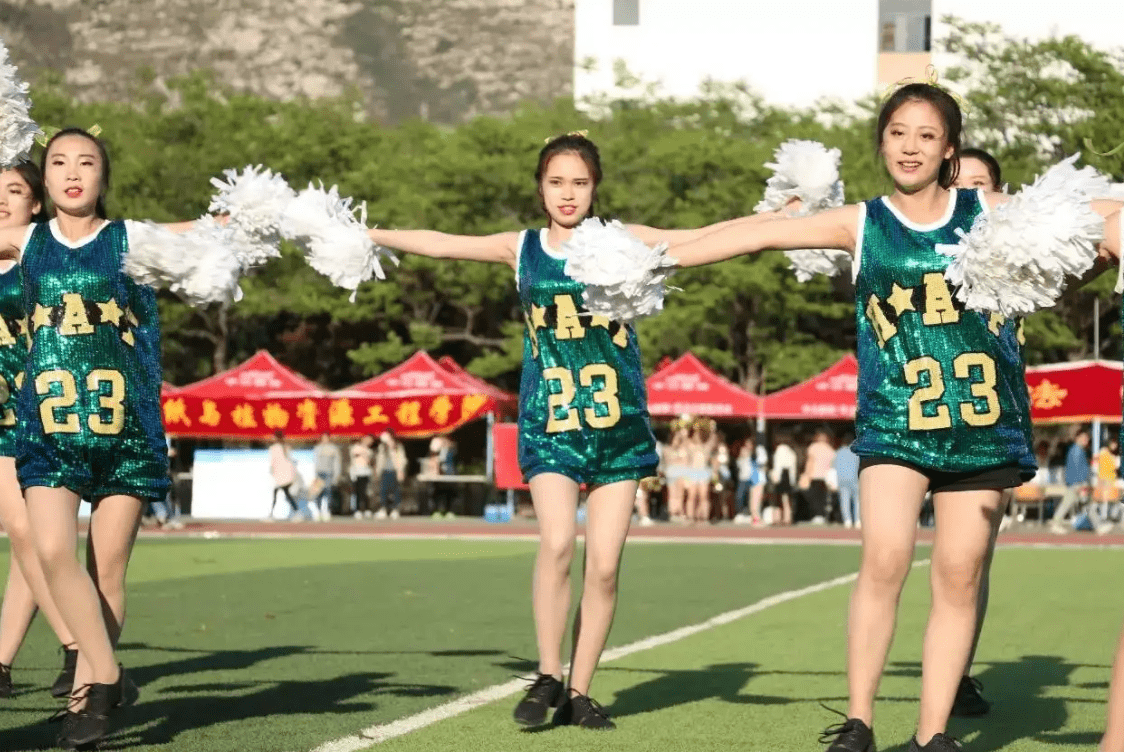 原創某高校啦啦隊女生走紅妝容精緻惹爭議這是大學生