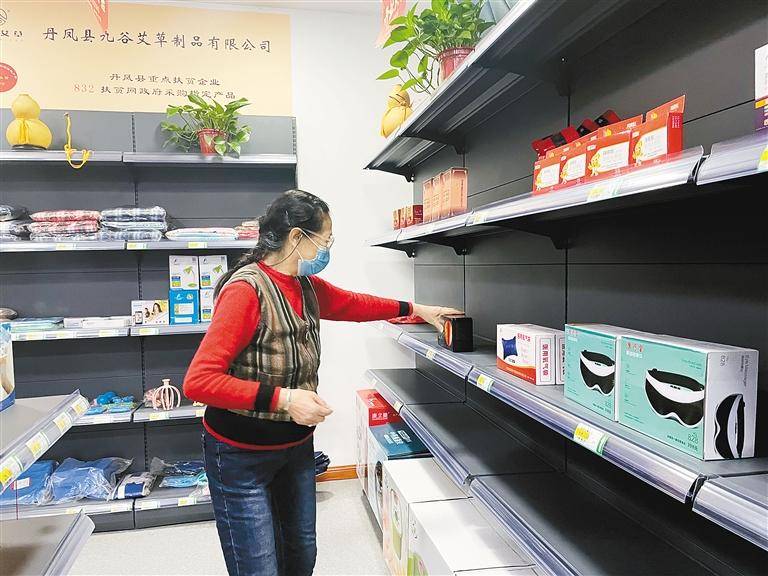一名老人正在老年用品超市采购.