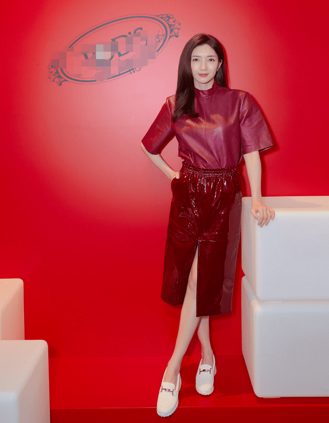 原创江疏影穿红色皮衣衬衫与红色亮面皮裙成熟优雅气场开挂