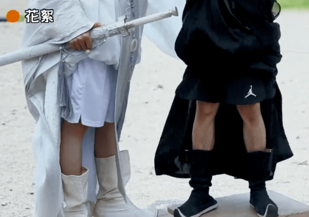 «Запретная часть тела»: Почему в китайских дорамах могут не снимать ноги