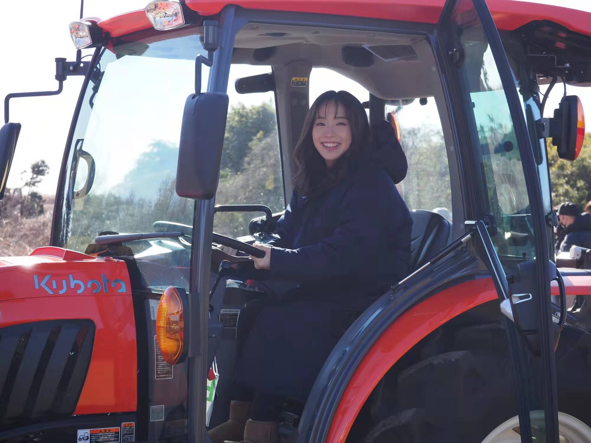 原创石川佳纯开拖拉机兴奋地手舞足蹈日本美女队长说最爱吃烤肉