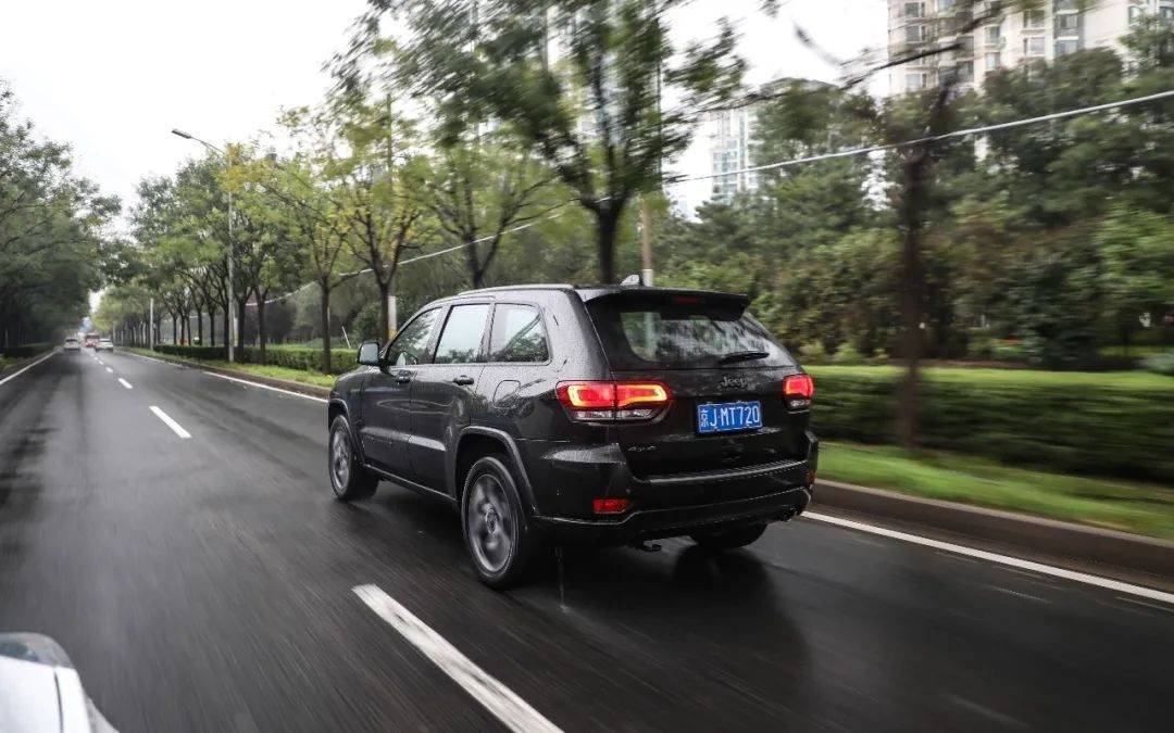 jeep大切诺基30lv68at全车黑化气质爆表