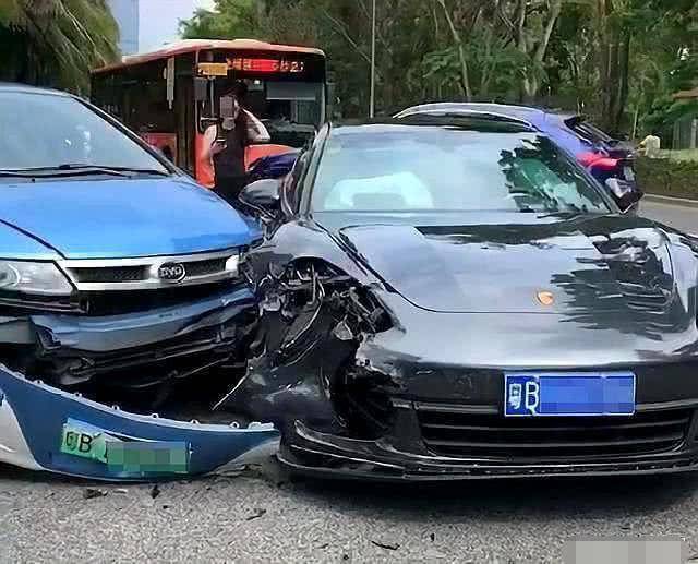 广东最淡定女司机,120万保时捷被撞,车主先拿手机自拍
