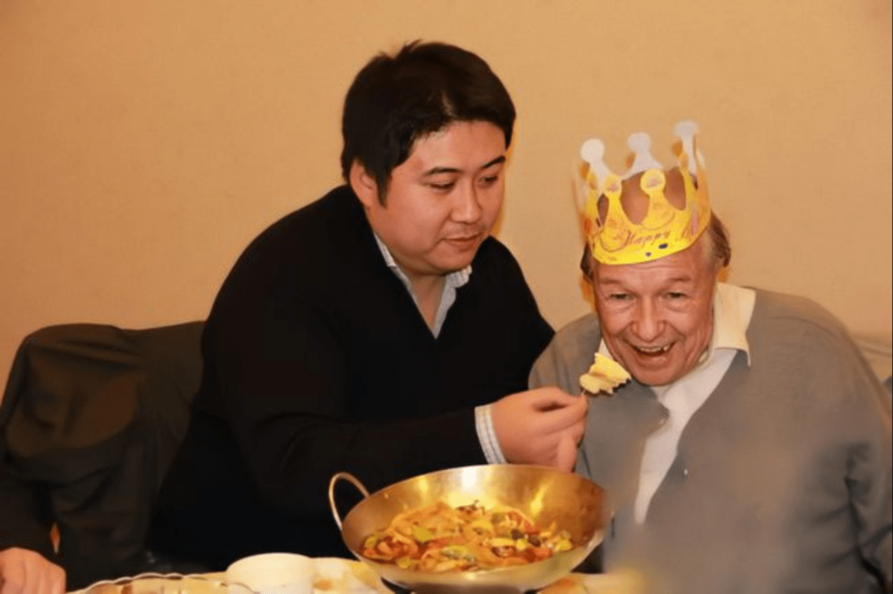 河南小伙为报恩瑞士房东,把老人接回中国养老送终_汉斯_宋扬_英国伦敦