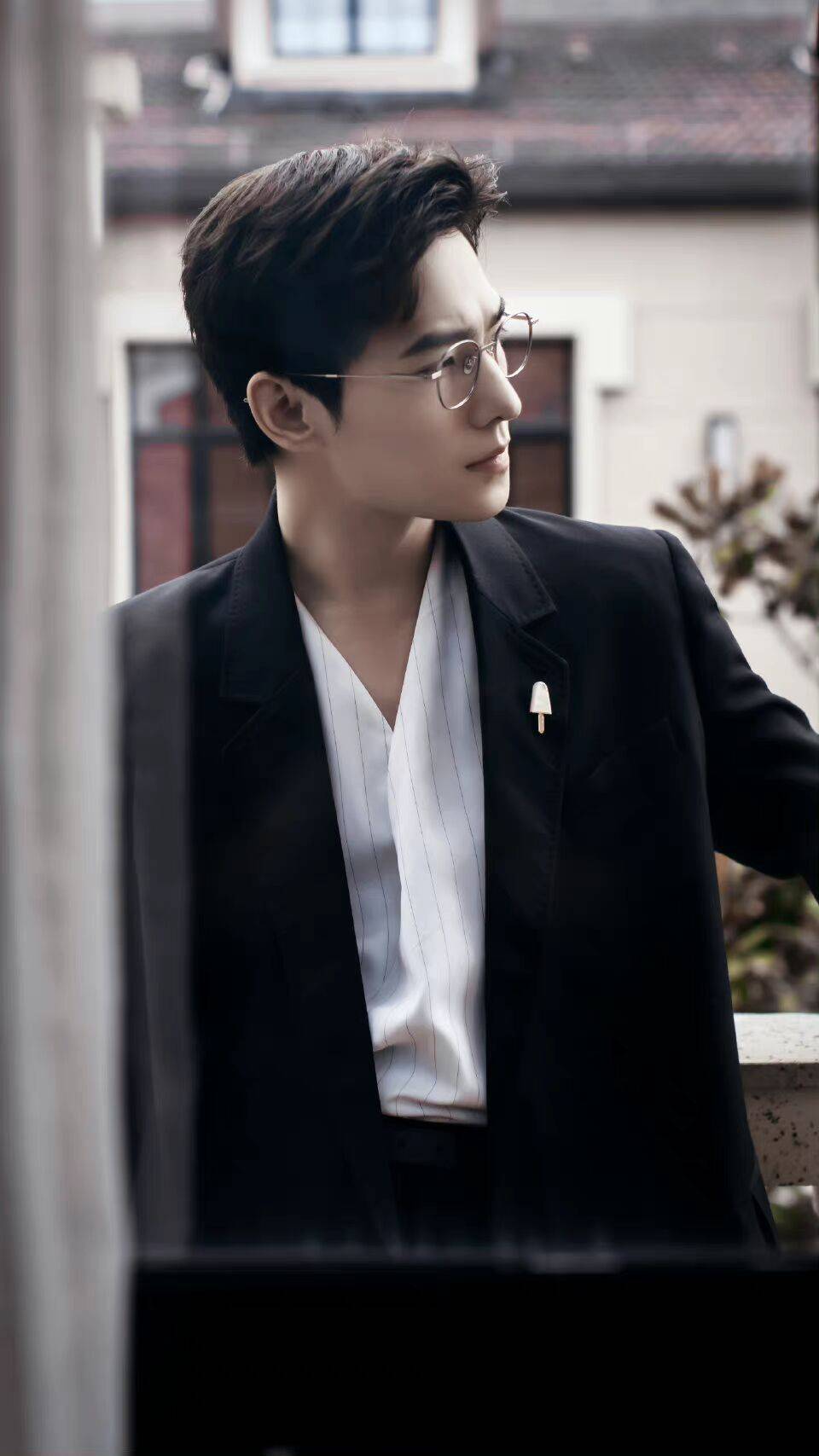 男明星眼镜杀想把眼镜悍在他们脸上