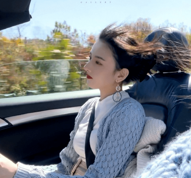 宋祖儿带货能力太强百元开衫穿出大牌感同款私服耳环被抢断货