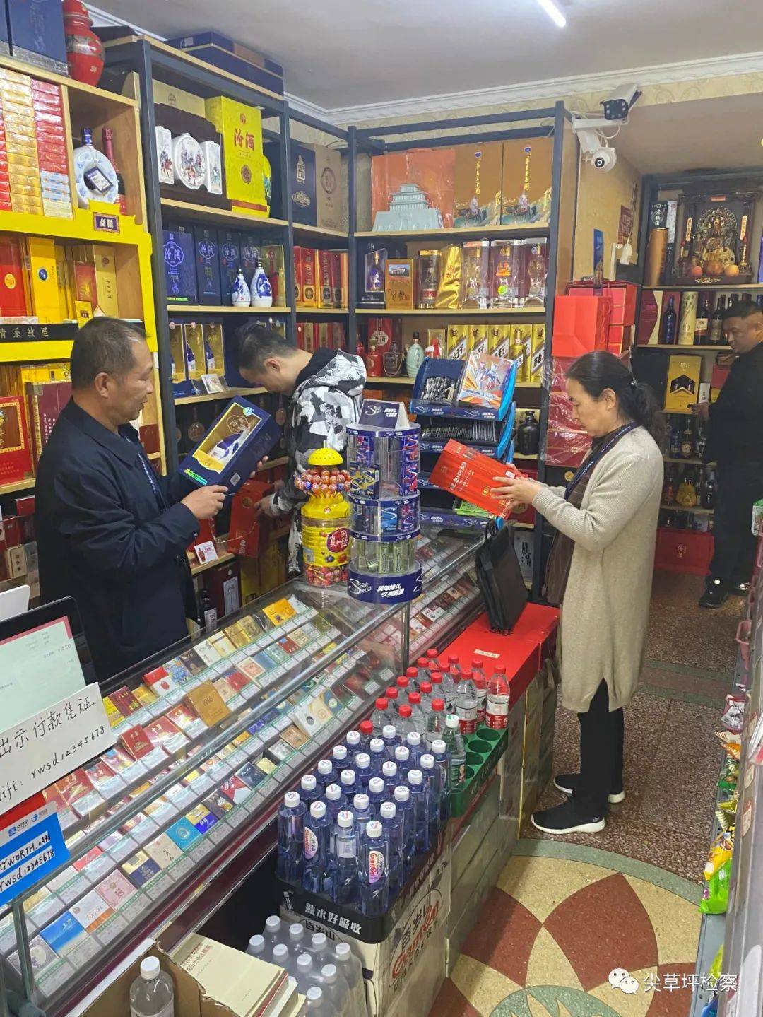 同步开展了知识产权宣传活动,组织人员走进批发市场,便利店,烟酒店及