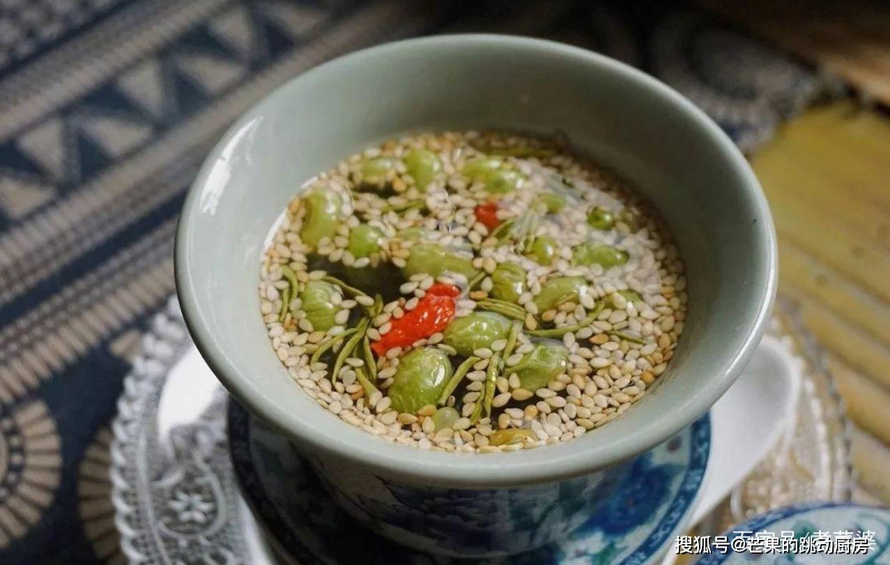 除此之外,南浔还有风枵,熏豆茶,桑椹酒,千张包,清蒸白水鱼,桑叶茶,臭