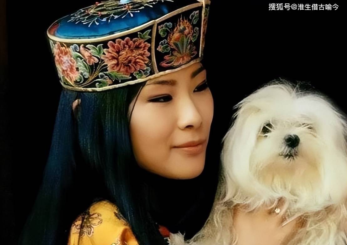 原创2020年不丹最美公主嫁入嫂子佩玛家族穿不丹红嫁衣戴牡丹皇冠