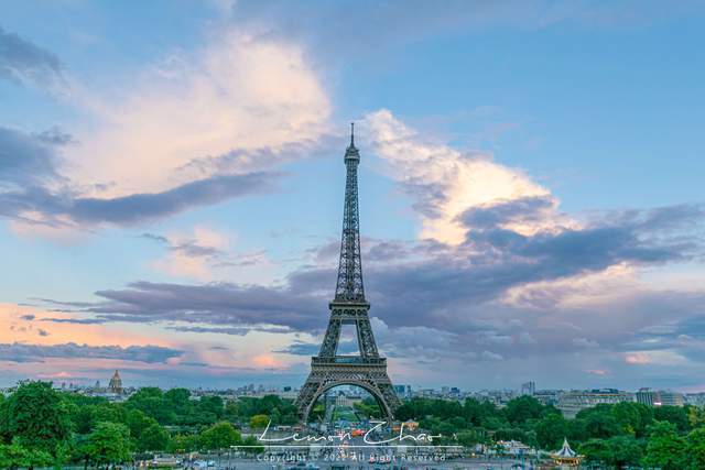 法国巴黎最高的一座铁塔，有三层眺望台，白天和夜晚的景象不同