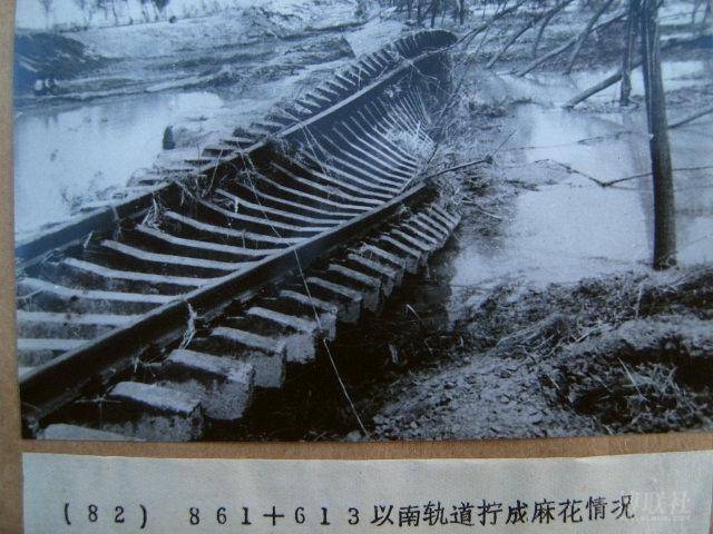 洪水气势汹汹往下游而去,所过之处房屋如同纸糊的一般被卷入,大面积的