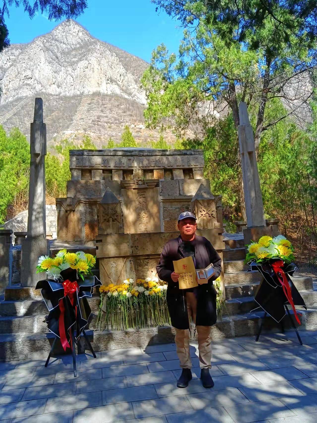 将军墓前祭英灵