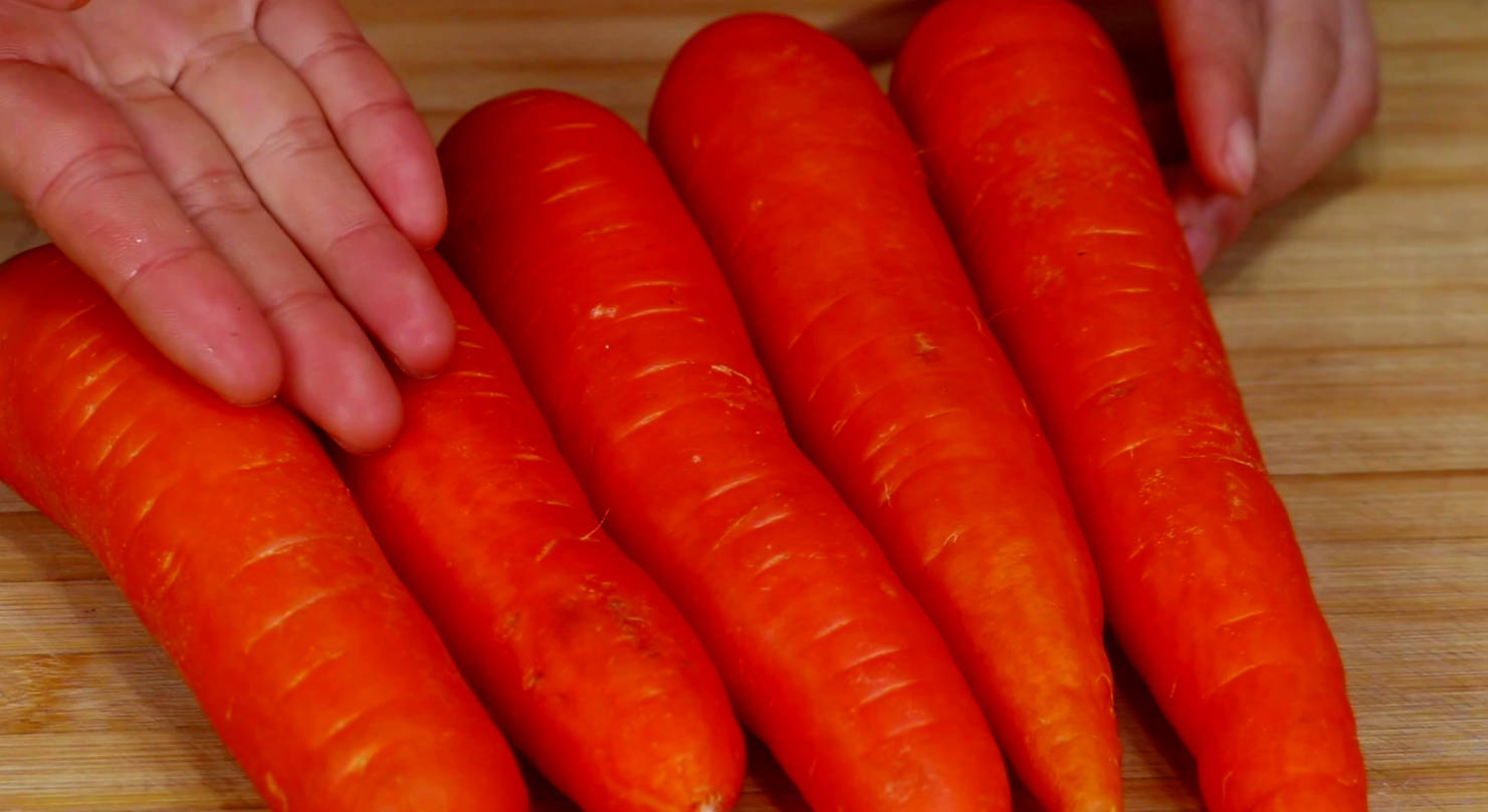 原创转基因胡萝卜和非转基因胡萝卜怎么辨别大厨教你一招一看便知