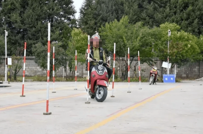 科目二包括绕桩,单边桥,坡道起步,定点停车起步等内容,虽然听上去项目