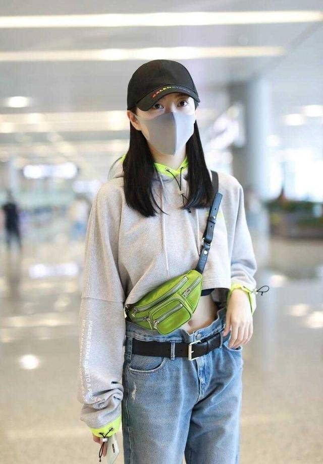 景甜身材好又会穿,露脐卫衣配牛仔裤走机场,洋气又时髦_方式_设计