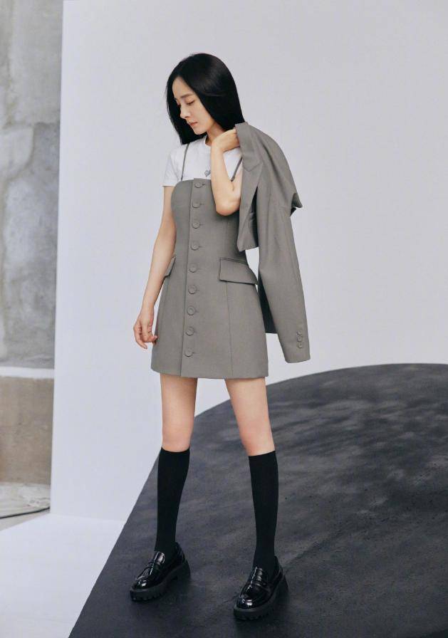 原创杨幂也太会穿了一身紫色运动套装配针织帽洋气不说还减龄