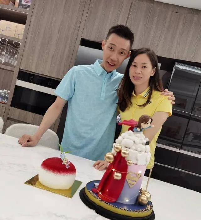 李宗伟自己心里明白,在自己抗癌的这几年时间里,妻子黄妙珠付出了太多