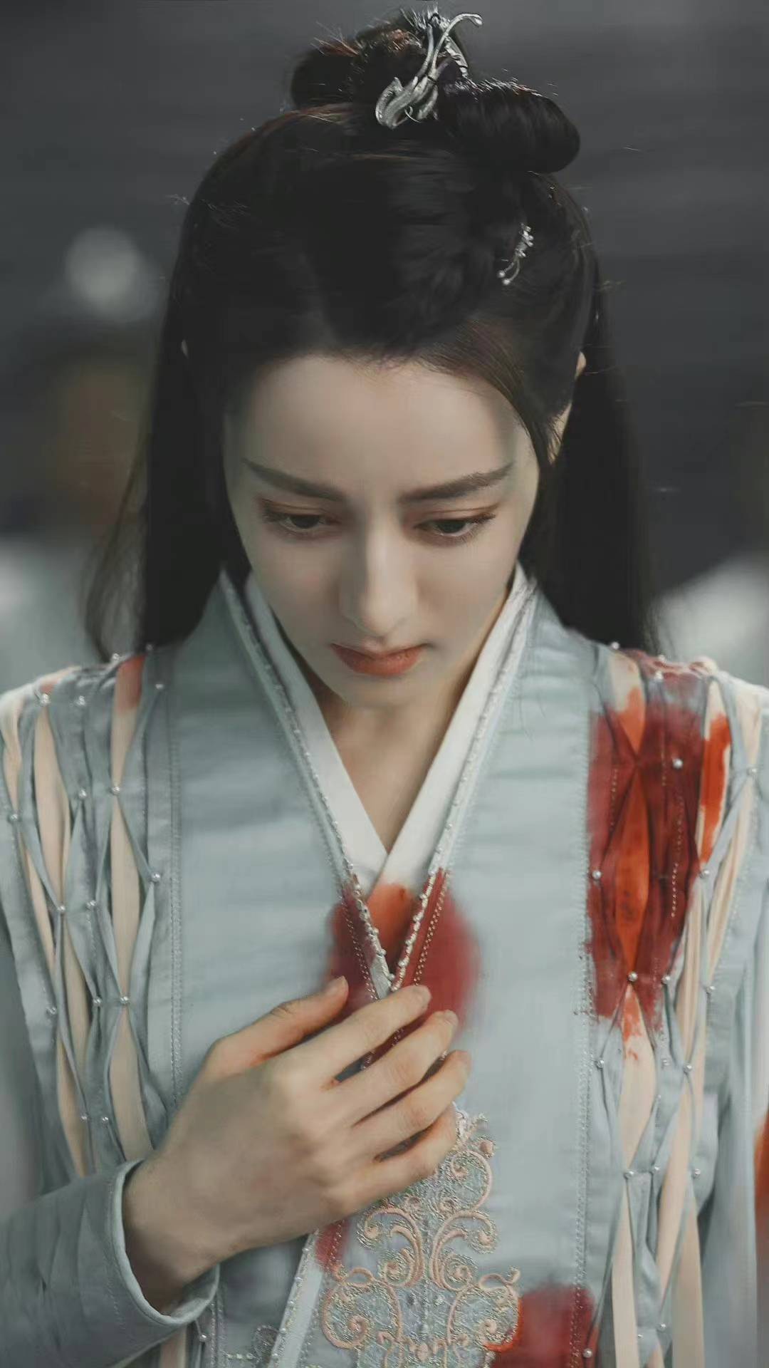 迪丽热巴战损片场最新花絮图释出,好喜欢战损的纪云禾啊,有种黑化又