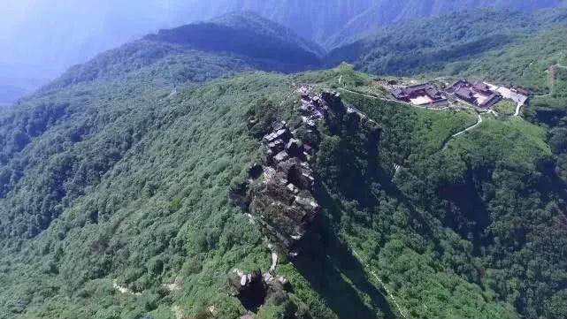 我国最“危险”的寺庙，横跨2572米高两座山峰，至今无人知晓如何建成