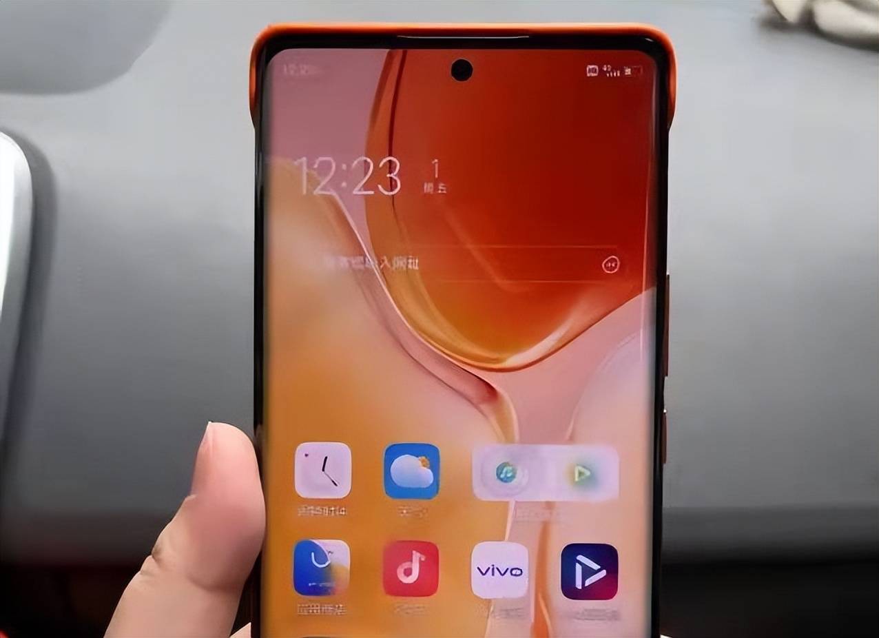 似乎微云台防抖已经成为vivo的代言,而且主摄与vivo x70 pro 一样,都