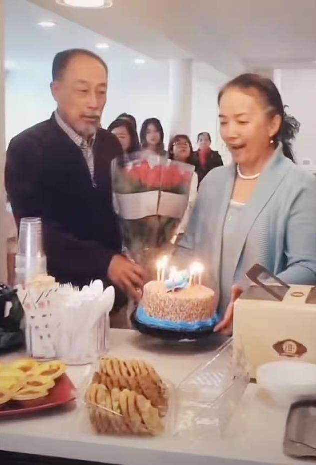 吕丽萍庆62岁生日，扎发暴露稀疏发量，优雅打扮和老公太不搭调