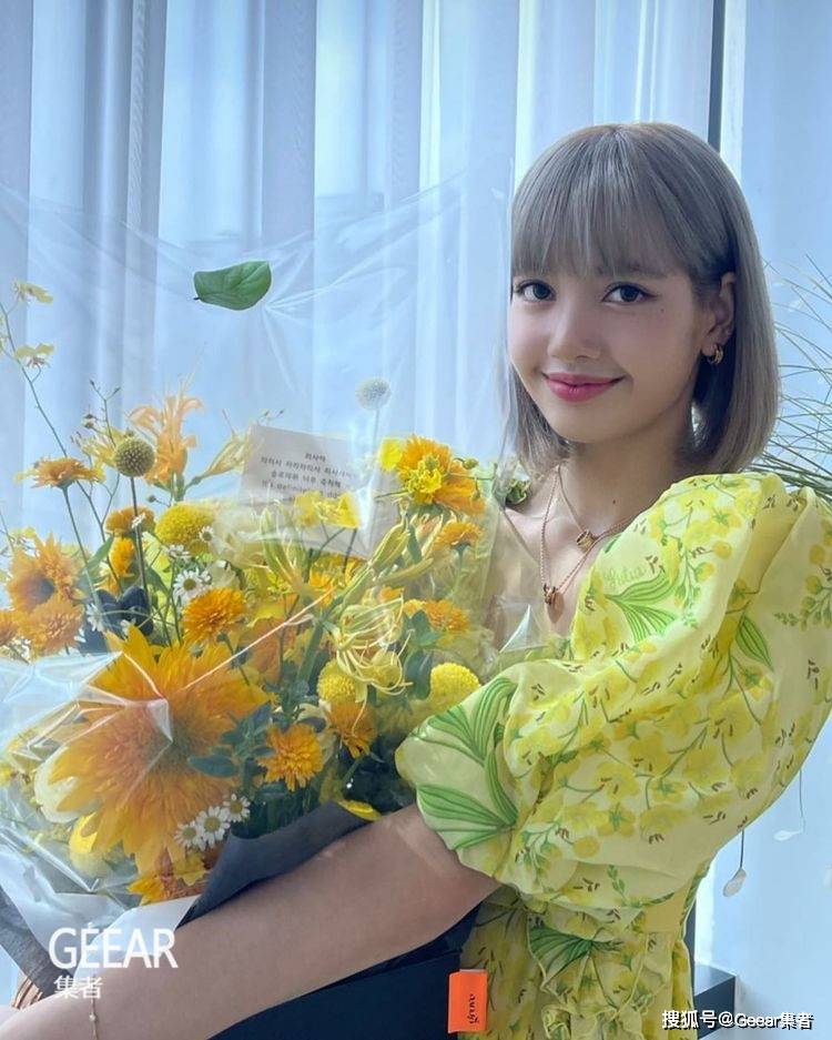 lisa 第一次穿上这个品牌的衣服,早前她也曾经穿上 sretsis 的泡泡袖