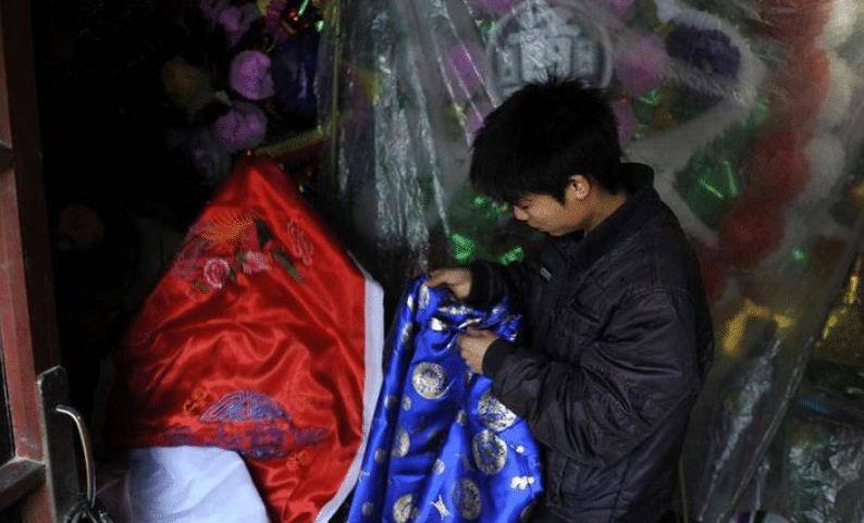 原创人去世后为啥要穿寿衣并非迷信还有科学考虑年轻一代少有人知