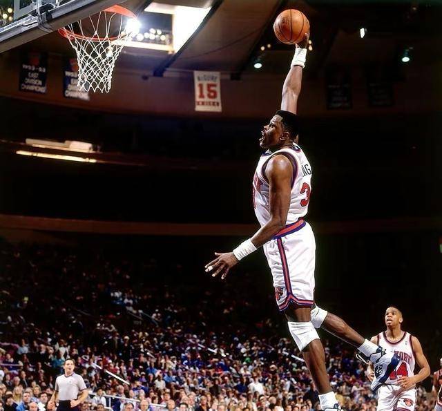 原创赤木刚宪的模版大猩猩尤因是如何一步步成为中锋教科书的