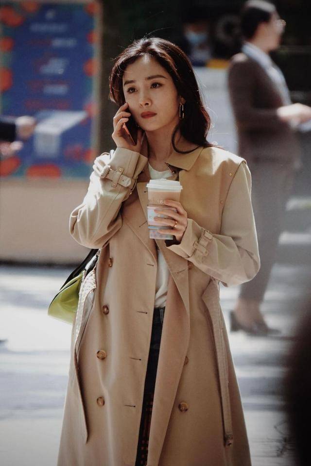 原创杨幂亲身示范标准的职场女性穿搭竟然是这样的感觉